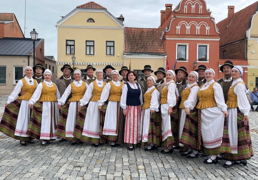 Vyresniųjų liaudiškų šokių grupė VOLUNGĖ